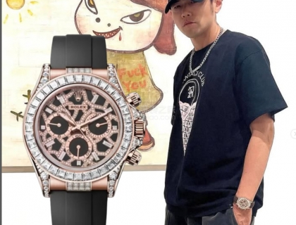 合影中杰伦佩戴了一只劳力士2025年隐藏款迪通拿，18K玫瑰金表壳搭配镶钻表圈，表盘纹路酷似长颈鹿，表径40毫米，非常稀有，只有超级vip才能购买。市场价在220万人民币左右