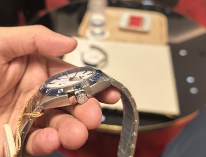 可以侧面看出，这个表是有一定厚度的。建议最小佩戴腕周16（还是在全身较壮的前提下）,16以下的真的不用考虑。星座在我的心目中一直是优雅的代名词，尤其是四个托爪的设计在腕表界也是一枚独特的符号，再加上5