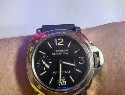 这款腕表戴在手上是真的重，跟一块大秤砣一样，又厚又大，一般人真驾驭不了啊！