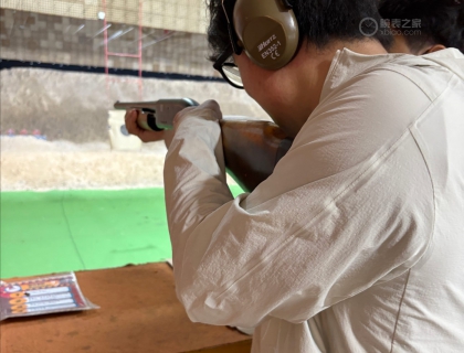 这把霰弹枪后坐力是真猛，打完左边的肩膀都是青的；声音也是真大，戴了耳罩快把自己炸聋。