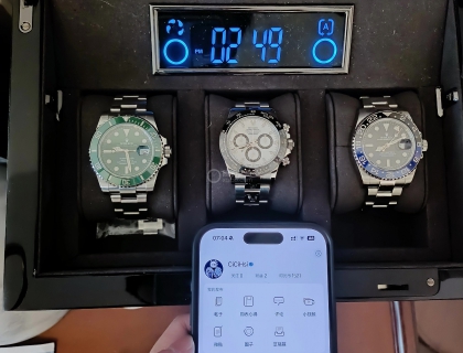 玩表好多年，一直没发作业，乘着小成三块发个提表作业，劳力士绿水鬼、熊猫迪、GMT终于凑齐了。一直挺喜欢劳家的运动表，从GMT开始到绿水鬼到熊猫迪，断断续续也走过了自己和表的一个十年，也在论坛认识了很多表友，上海表聚也参加了几次，都是非常好的表友，学习到了很多知识。今年新款又看上陆使型了，机芯和外形真的好看，也有最新的技术加持，加油赚钱早点买回家。下面就看看三块小表啦，各位大神望轻喷。