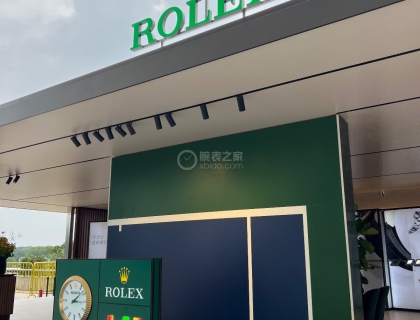劳力士展台，精致霸气。除了展示一些新品腕表之外，单独拿出来一排展示劳力士精湛的制作工艺！
