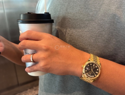 出去买奶茶，老婆偷拍的。