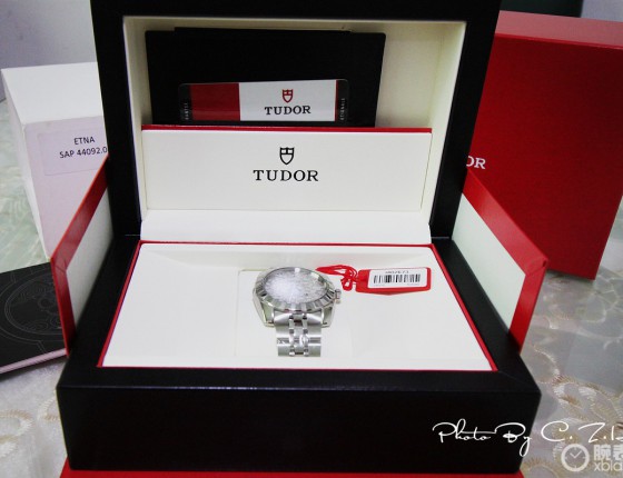 狮城购入TUDOR CLASSIS系列 21010-62580银色马赛克盘腕表