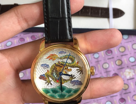 入手珐琅龙表