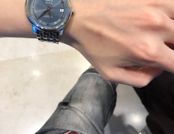 简约 休闲 入门级的欧米茄2500D碟飞购表作业