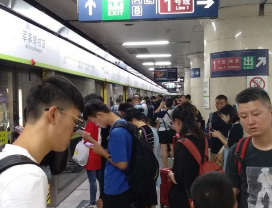 看钻戒跑偏，改看腕表了哈哈。