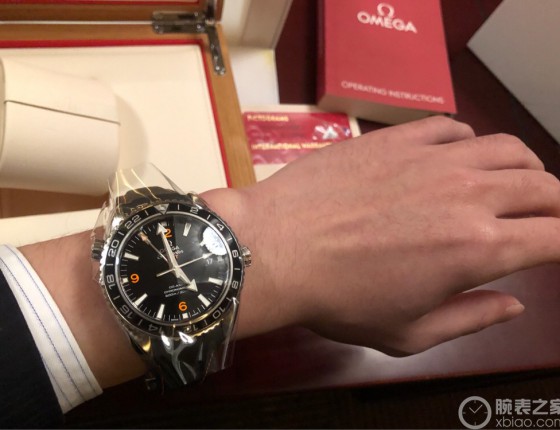 最爱的就是这骚气的一抹橙。偶然机会入手海洋宇宙600米 GMT