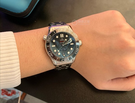 欧米茄海马300黑盘
