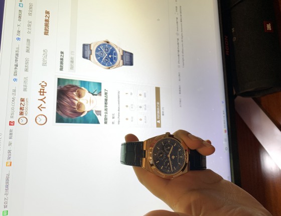 这是一种深海般的幽蓝。江诗丹顿4300V与众不同的儒雅从容。