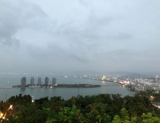 三亚免税店给媳妇喜提蓝气球