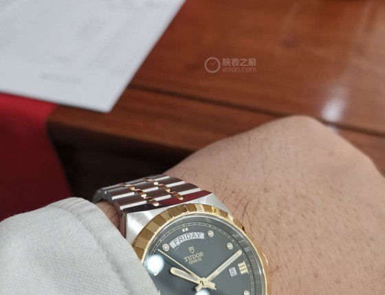 已成功戴金—间金黄家黑盘带钻入手
