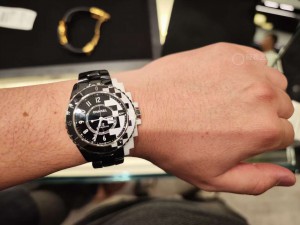 【新表首提】香奈儿J12今年新款黑白拼接像素腕表！