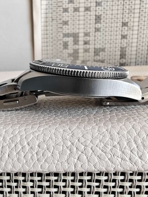 深潜者上岸计划：腕间浮动的瑞士潮汐