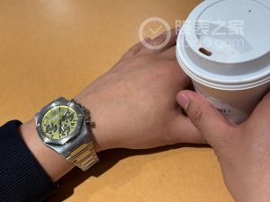 入手彩虹绿阿斯顿·马丁和芝柏联名款计时表