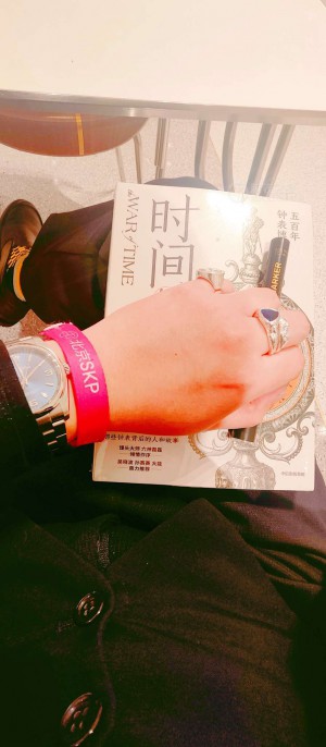 感谢我的幸运表，我和偶像同桌品酒了